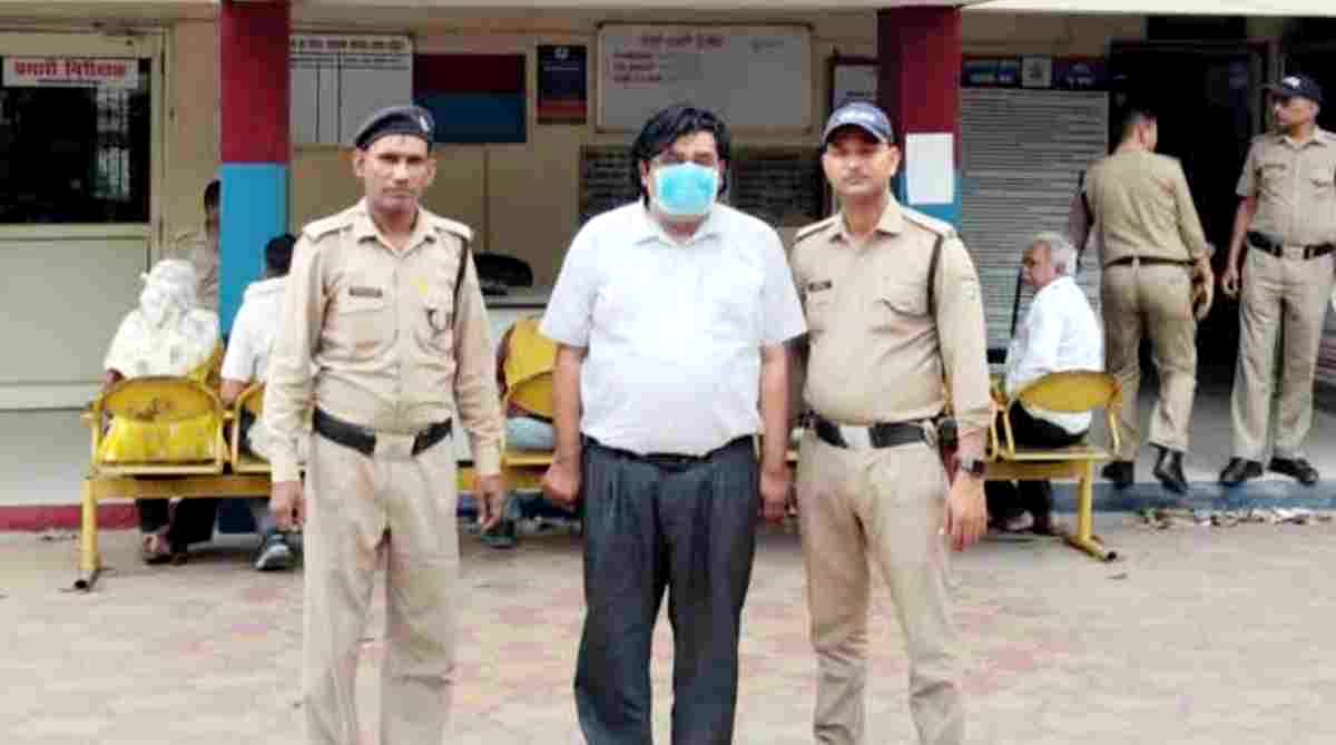 असिस्टेंट प्रोफेसर ने छात्राओं से की छेड़खानी, बोला रात में मुझे कॉल करना