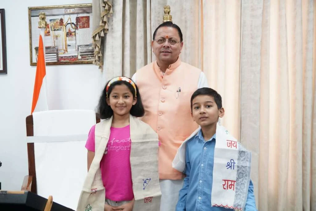 किलिमंजारो फतह कर तिरंगा फहराने वाले नन्हे पर्वतारोहियों से CM धामी की मुलाकात